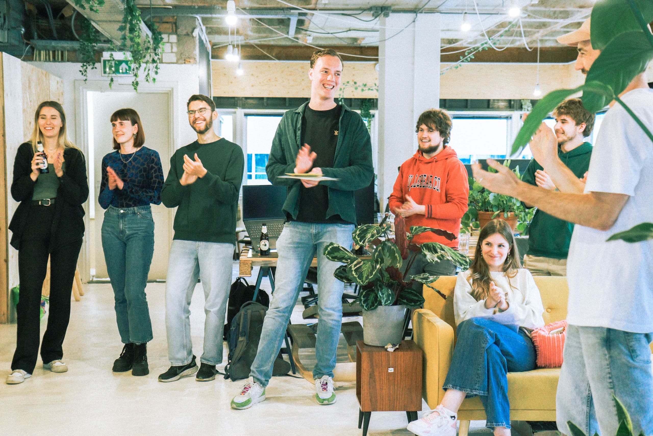 Das Team von The Good Ones applaudiert bei einer Präsentation